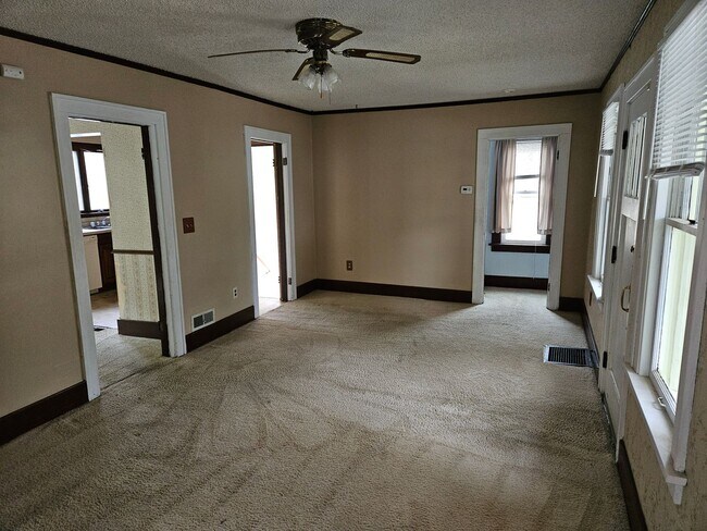 Building Photo - 3 bedroom 1 bath house