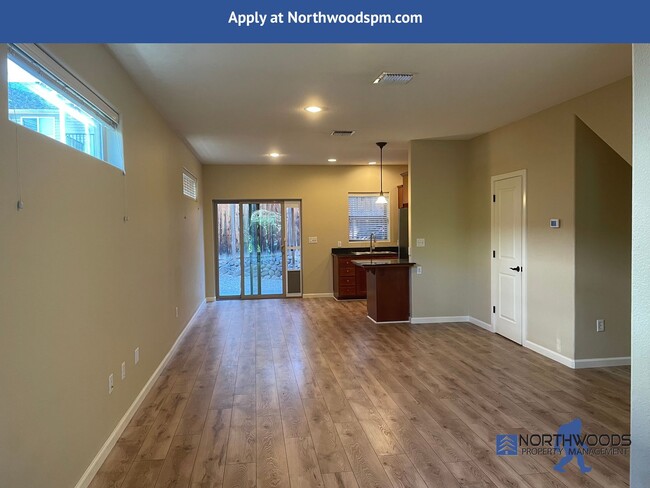 Building Photo - Beautiful 2 Bedroom 2.5 Bath Townhouse in ...
