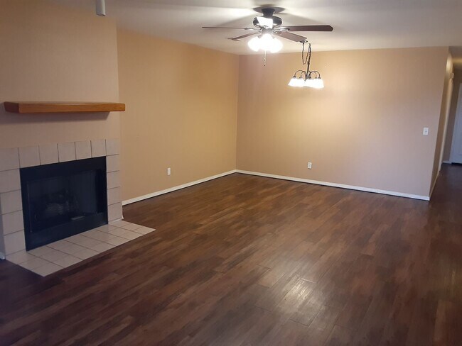 Building Photo - Great Townhouse in West Fayetteville