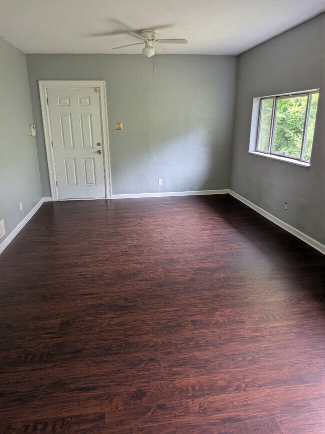 Foto del edificio - Cute Two Bedroom Home On Dead End Street In Spring Hill