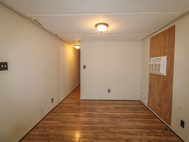 Building Photo - Convenient Fayetteville Location – Water & Lawn Care Included!