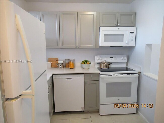 Foto del edificio - 8400 Sunrise Lakes Blvd