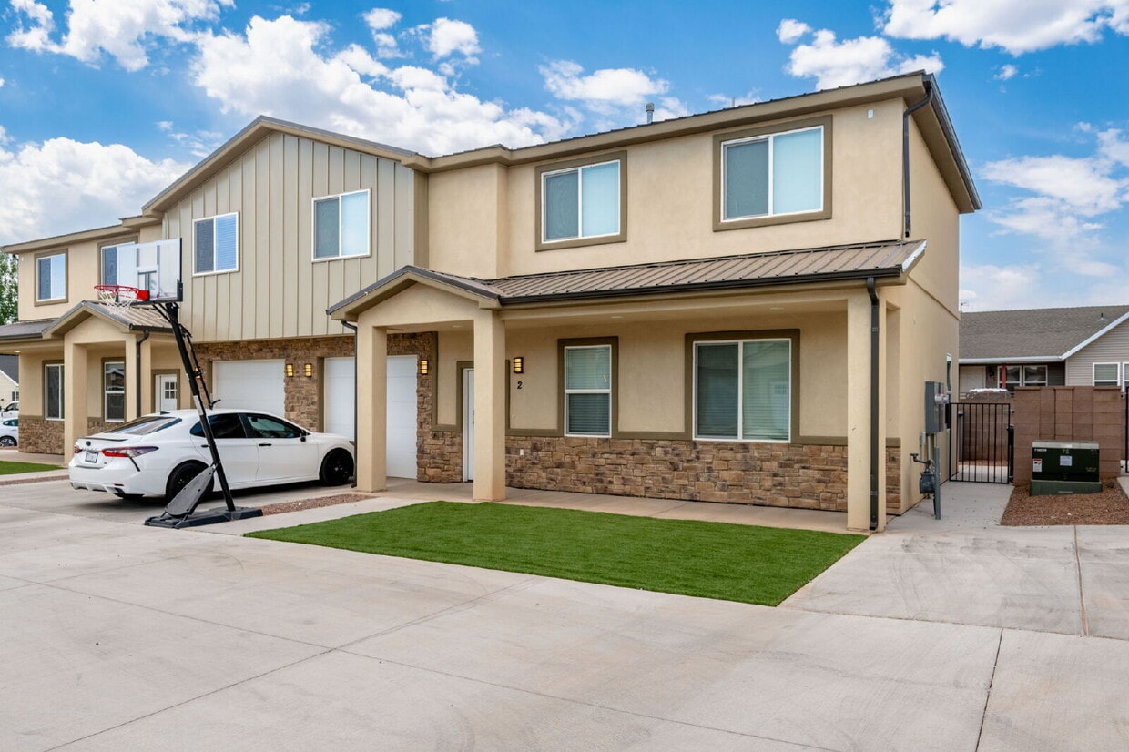 Primary Photo - "Spacious 4-Bedroom Duplex Retreat in Ente...