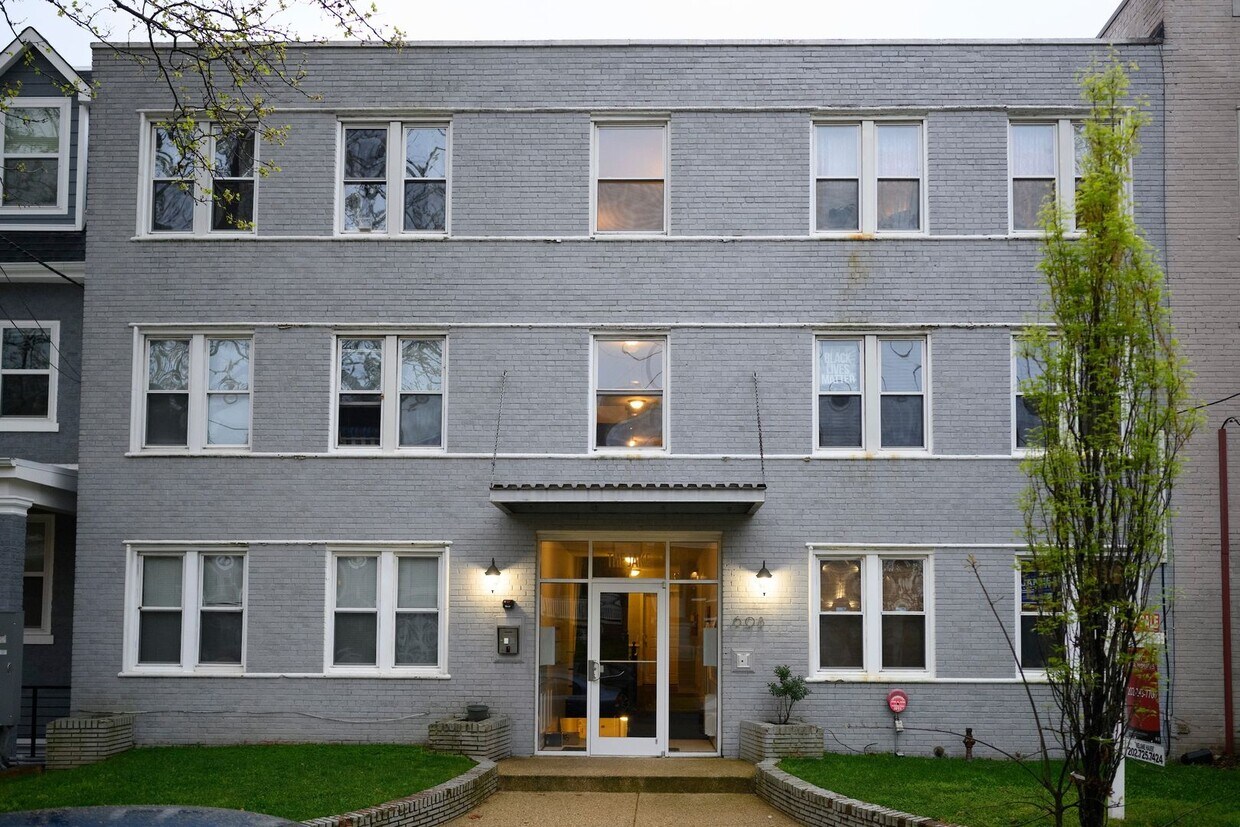 Primary Photo - Awesome 2 Bedroom Apartment in a Cozy Buil...