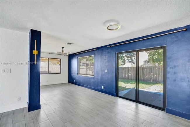 Foto del edificio - 8105 SW 10th St