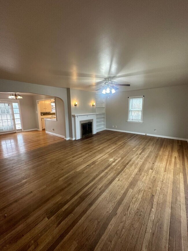 Building Photo - 2 BEDROOM, PLUS BONUS ROOM, 2 BATHROOM, SI...