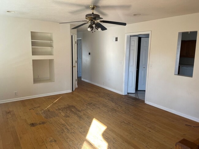 Building Photo - 3+ Bedroom/2 Bathroom Home in Pekin FOR LEASE