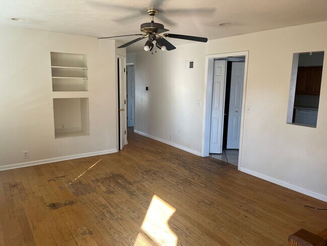 Foto del edificio - 3+ Bedroom/2 Bathroom Home in Pekin FOR LEASE
