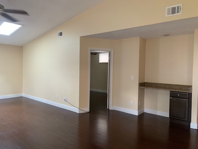 Foto del edificio - Stunning Pelican Bay Townhome