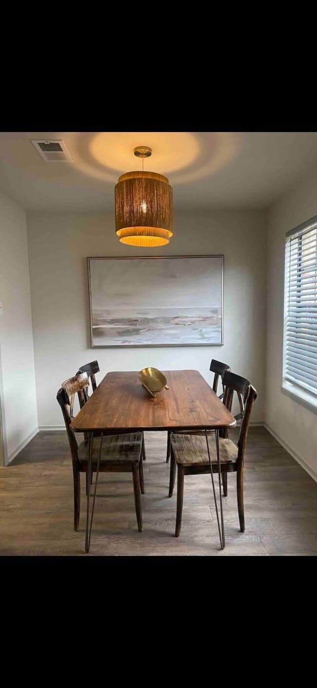 Foto del edificio - 400 W South Town Dr