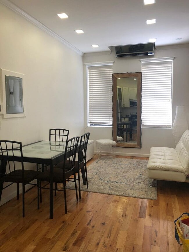 Foto del edificio - 124-14 Metropolitan Ave