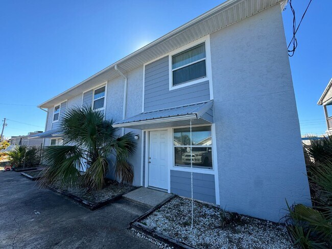 Foto del edificio - "Coastal Comfort Awaits: Charming 2-Bed Retreat on Beach Drive, Panama City Beach!"
