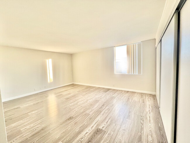 Building Photo - 468 South Roxbury
