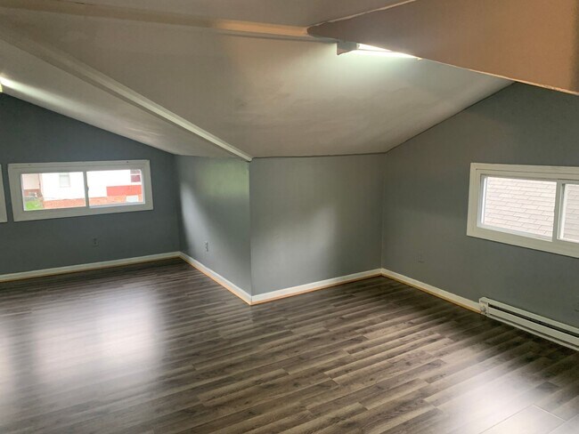 Foto del edificio - Check out this spacious three bedroom one ...