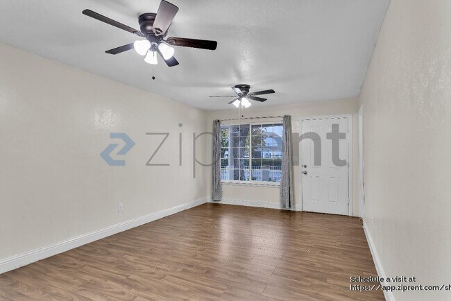 Building Photo - 1659 Knickerbocker Dr