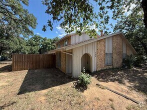 Building Photo - 734 Londonderry Ln