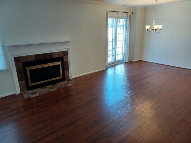 Building Photo - 696A Rose Hollow Dr