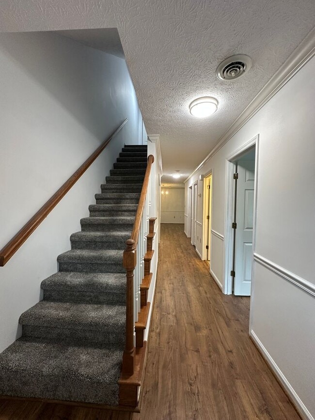 Building Photo - 2 Bedroom / 2 Bath Brick Condo - Bristol, TN