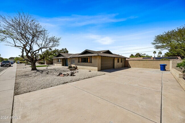 Foto del edificio - 530 W Fairmont Dr