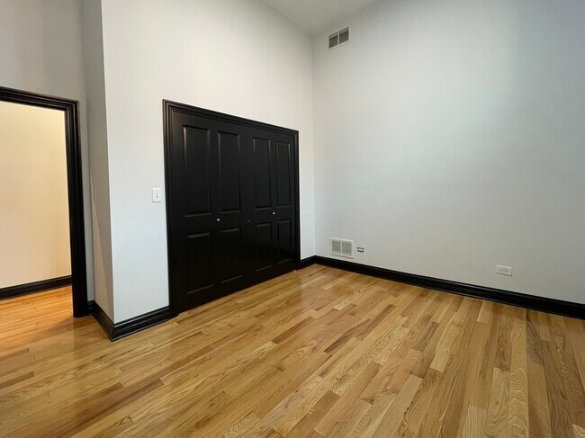 Foto del edificio - 1000 N Mozart St