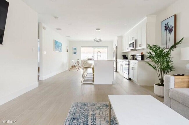 Foto del edificio - 3 br, 2 bath House - 2143 NE 56th Ct