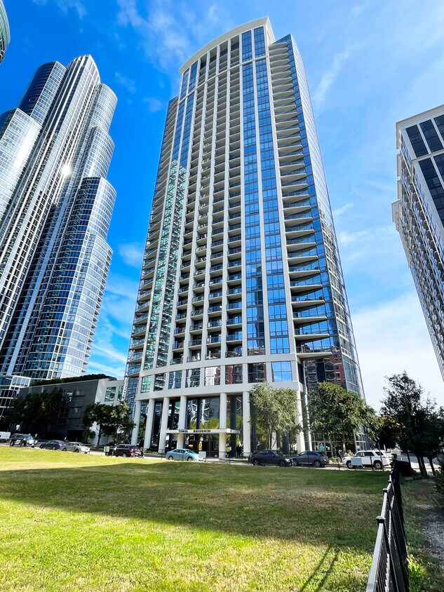 Foto principal - 1235 S Prairie Ave