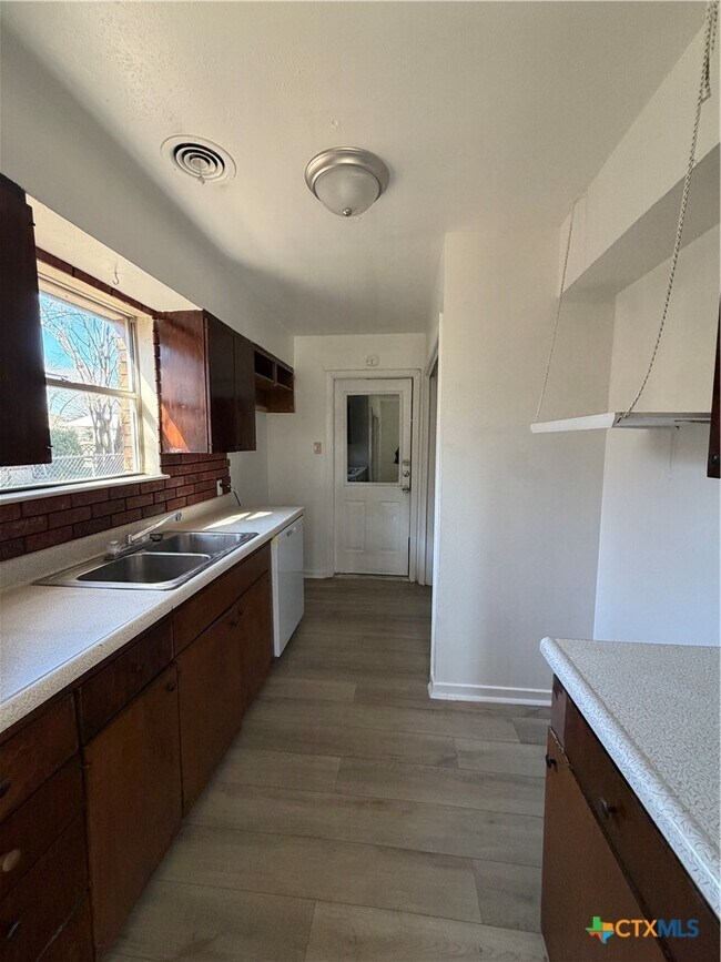 Foto del edificio - 1102 S Ann Blvd