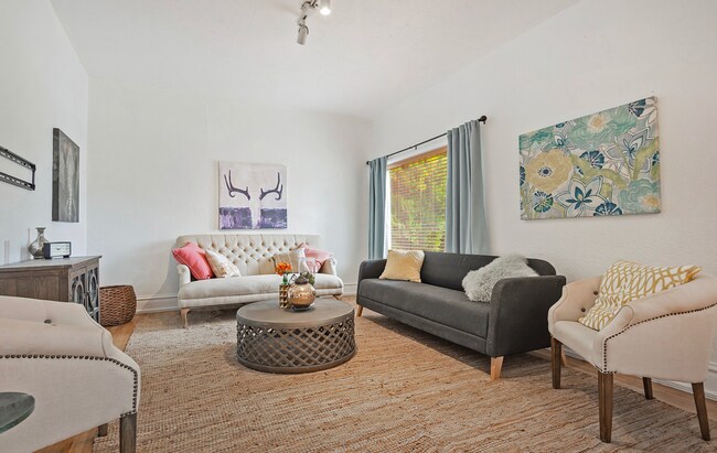 Foto del edificio - 731 E Roosevelt Ave