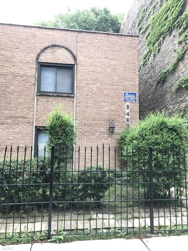 Building Photo - 848 W Altgeld St