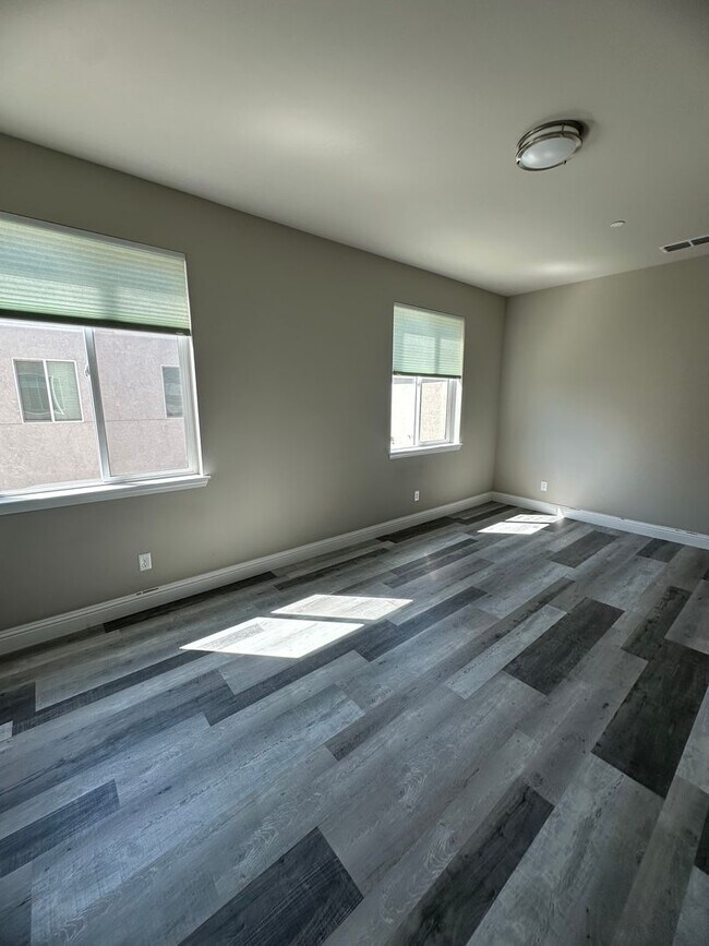 Foto del edificio - LARGE FOUR BEDROOM HOME IN SALT CREEK