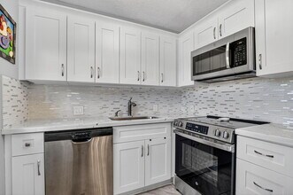 Building Photo - 585 Mansfield M