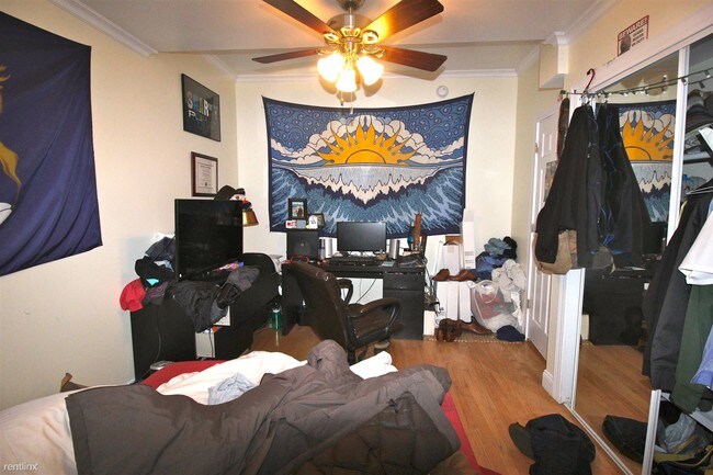 Building Photo - 4 br, 2.5 bath  - 910 S Main St # 2 #2