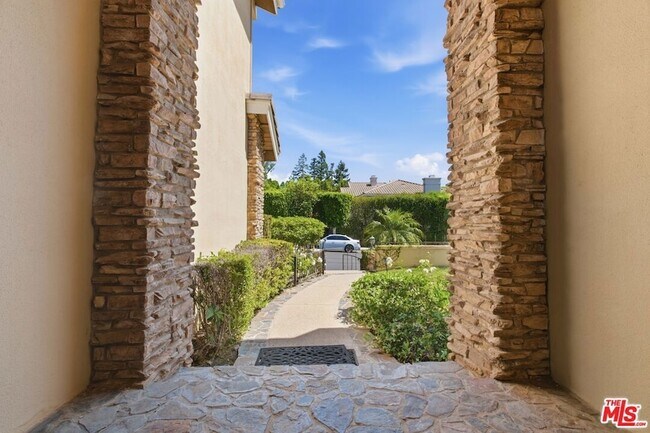 Building Photo - 6003 County Oak Rd