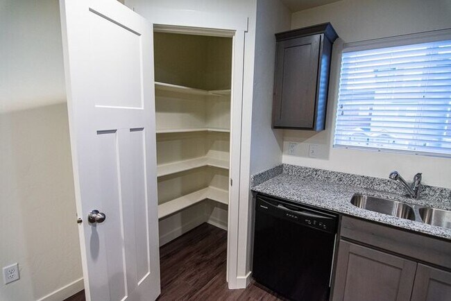 Foto del edificio - 642 N 130 E