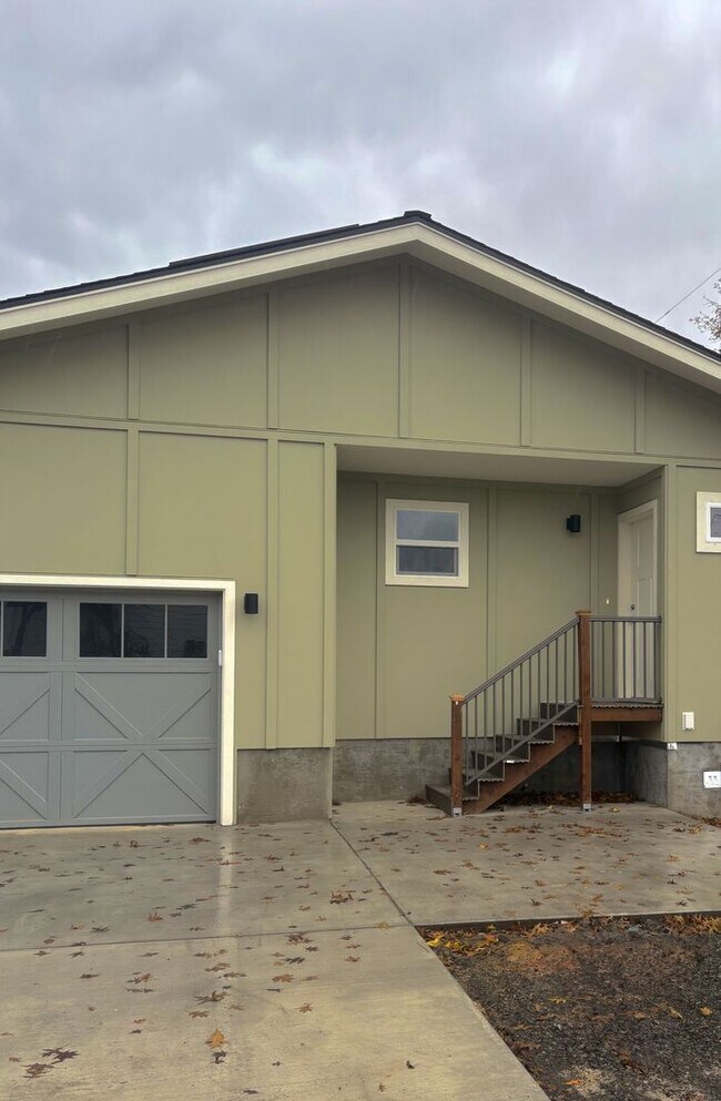 Building Photo - 118 S Harkness St