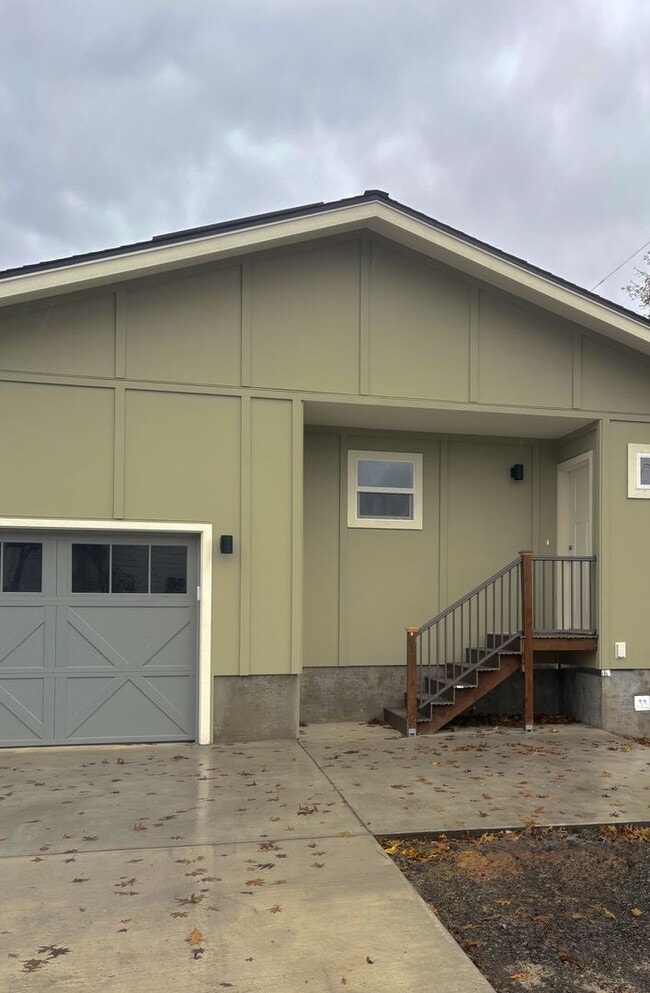 Building Photo - 118 S Harkness St