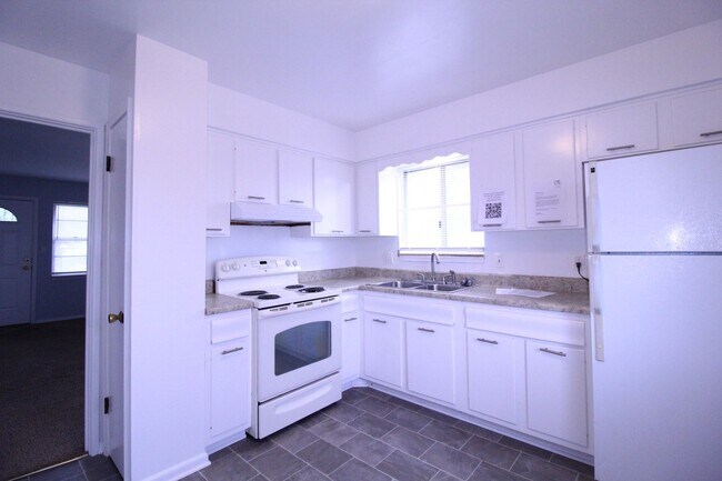 Foto del edificio - January FREE On This 2 Bedroom 1 Bath Duplex In Overland Park