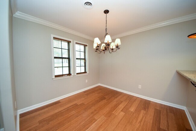 Building Photo - UPDATED and darling 3 bed, 2 bath home.