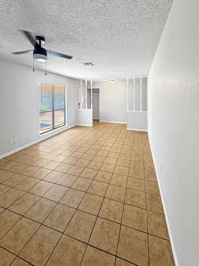 Foto del edificio - Spacious 3-Bedroom Home on Corner Lot – Av...