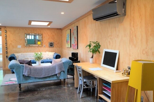 Building Photo - 10733 Phinney Ave N