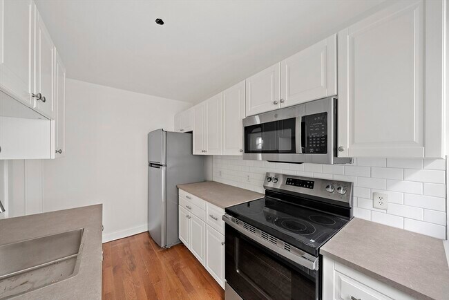 Building Photo - 479 Newport Ave