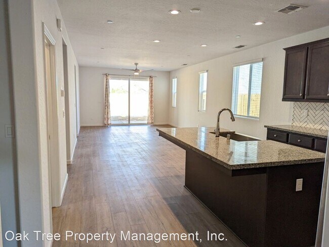 Building Photo - 4 br, 2 bath House - 6158 E. Adena Avenue