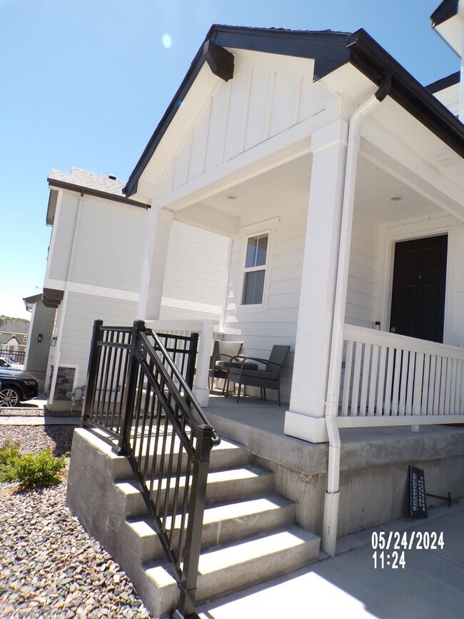 Building Photo - Stunning Home in Castle Rock 4Bedrooms 3.5 Bathrooms!
