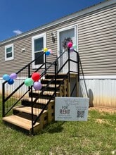 Building Photo - 600 Holly Dr