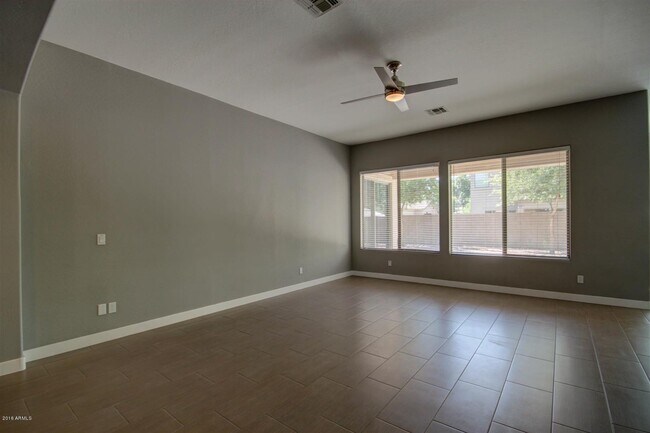 Foto del edificio - 4027 E Marshall Ave