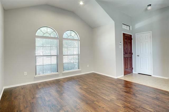 Foto del edificio - 3900 Hollow Lake Rd
