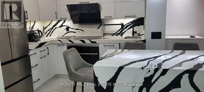 Building Photo - 4968 Yonge St