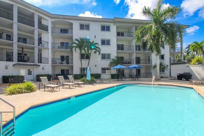 Building Photo - Excellent Location - 1 Bedroom - 1 Bath - Minutes to beautiful beaches, excellent dining and shop...