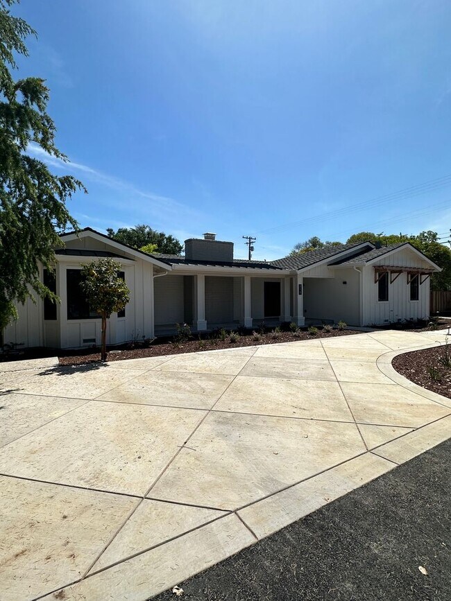 Building Photo - Stunning new build, top of the line everything, walk to town location, close to schools! INCLUDES...