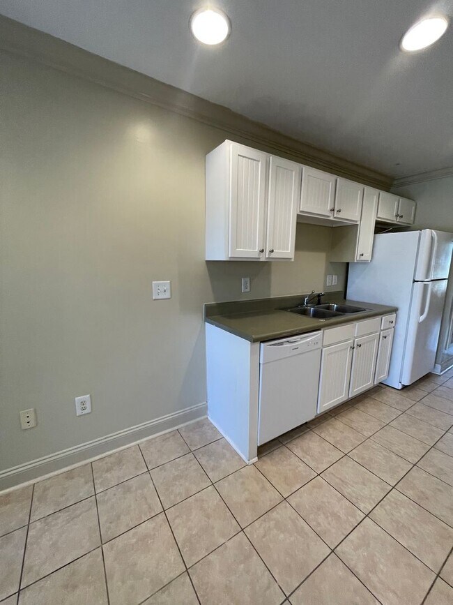 Foto del edificio - Two Bedrooms Available in this Three Bedroom Flat, Female Applicants!